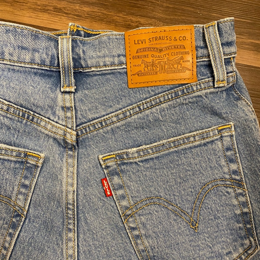Levi's Ribcage Shorts - Picture 2 of 2